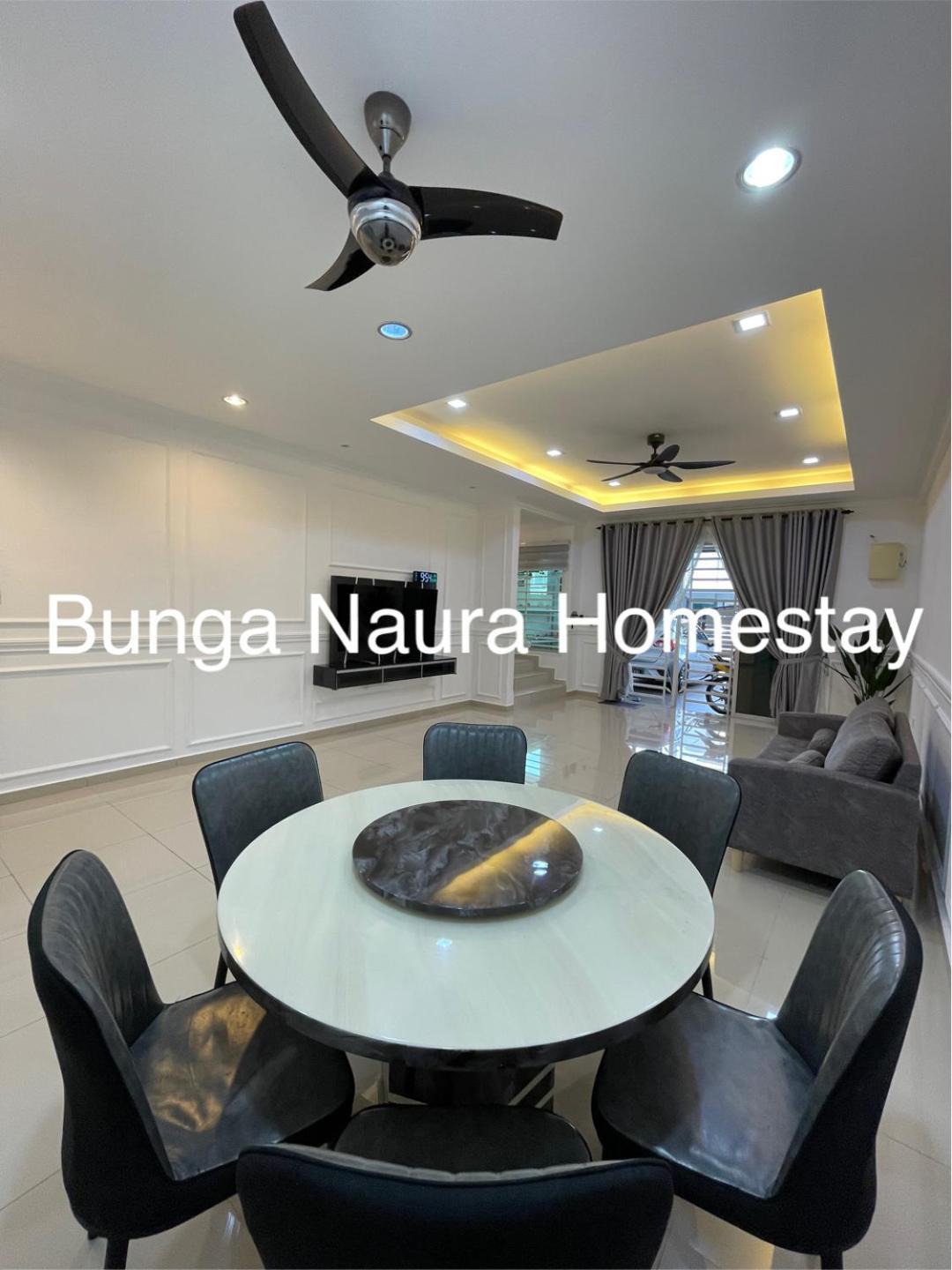 Bunga Naura *