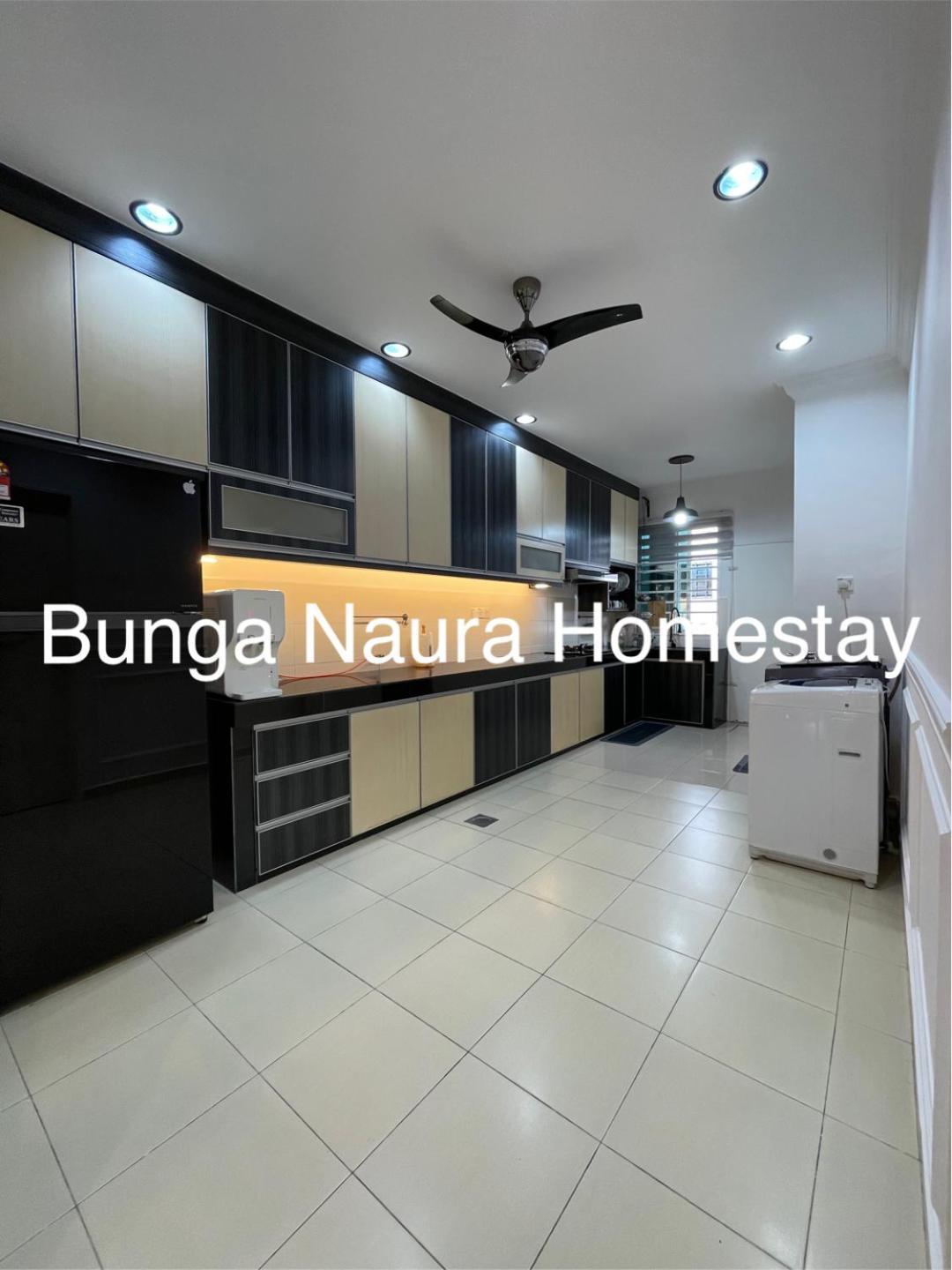 Bunga Naura *